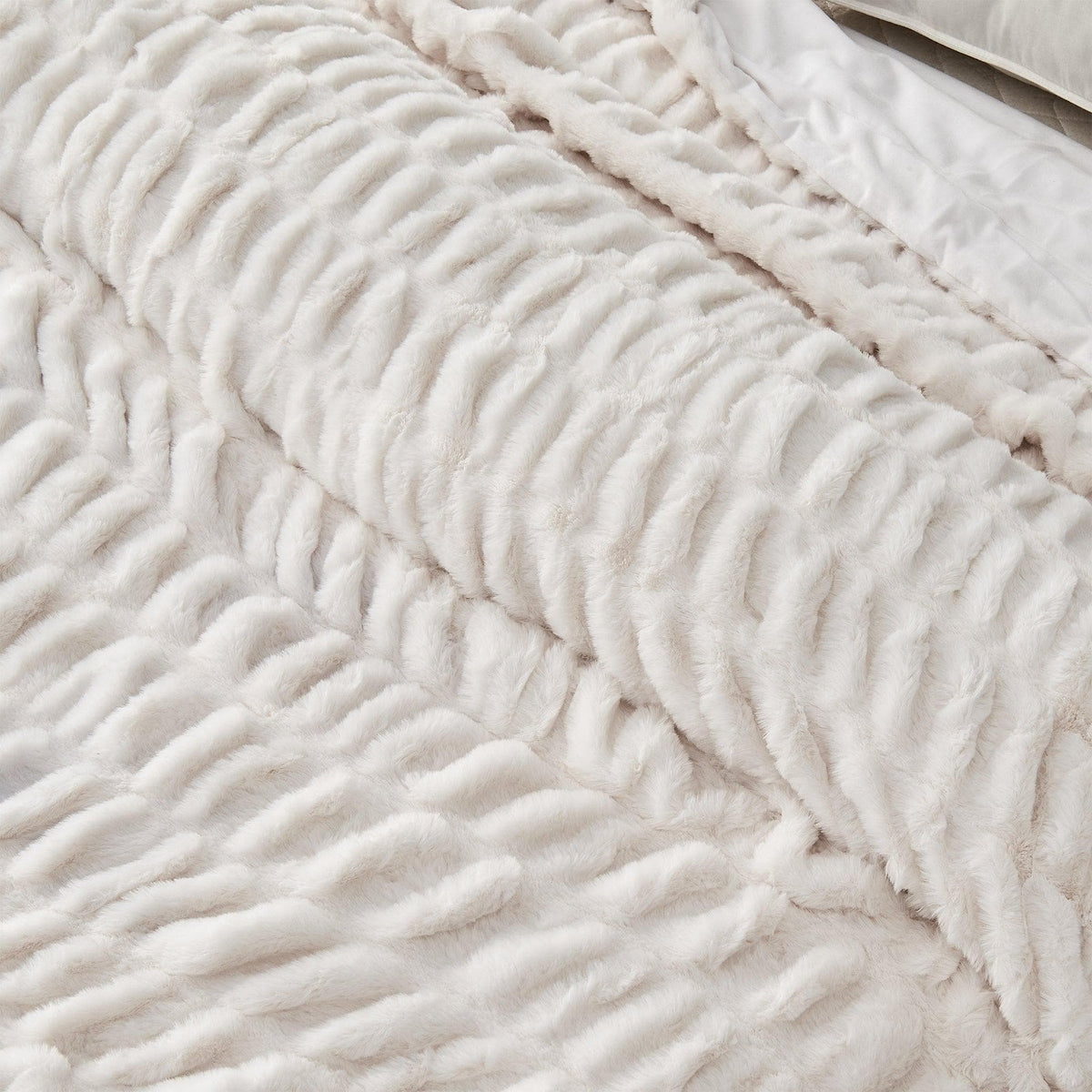 Ruched Faux Fur Throw Blanket - Alondra Collection